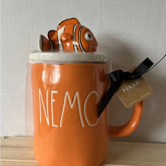 Rae Dunn Pixar Disney Finding Nemo "NEMO" Coffee Mug With Nemo On Lid New - Picture 1 of 8